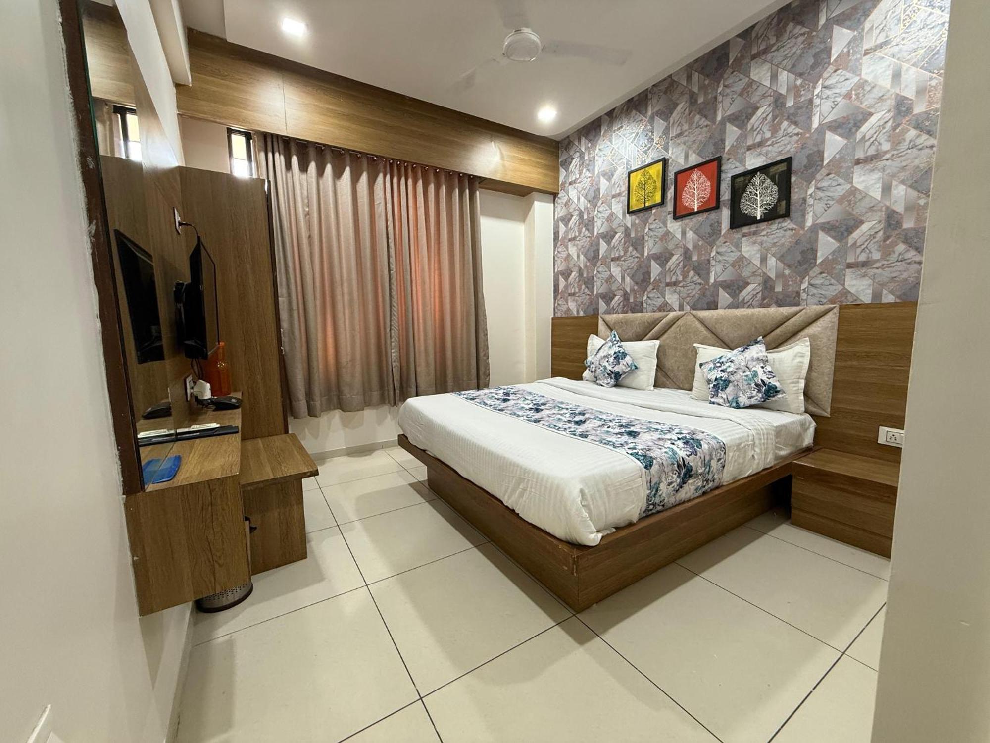 Hotelsuncity Inn Vadodara Exterior foto