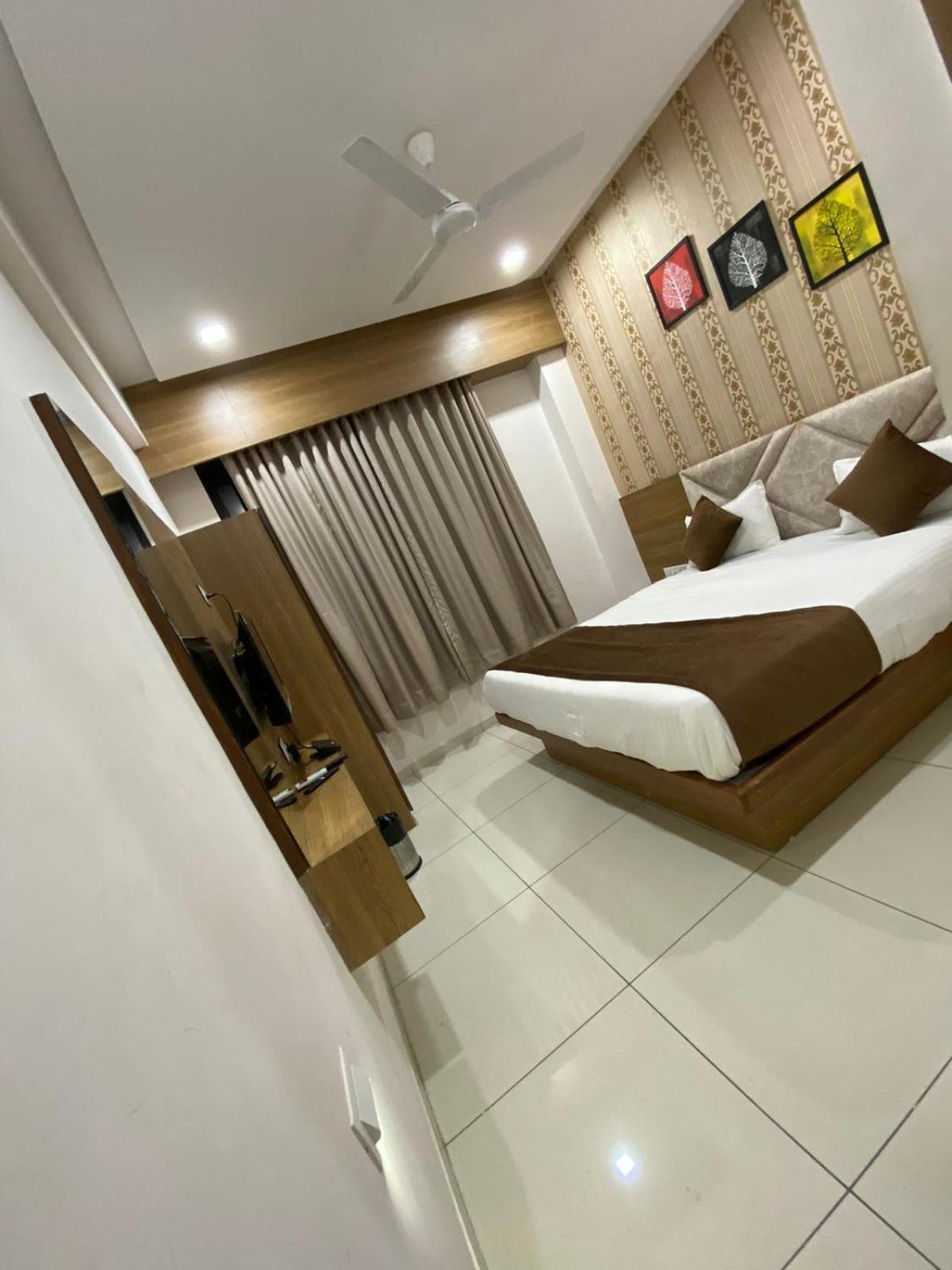 Hotelsuncity Inn Vadodara Exterior foto